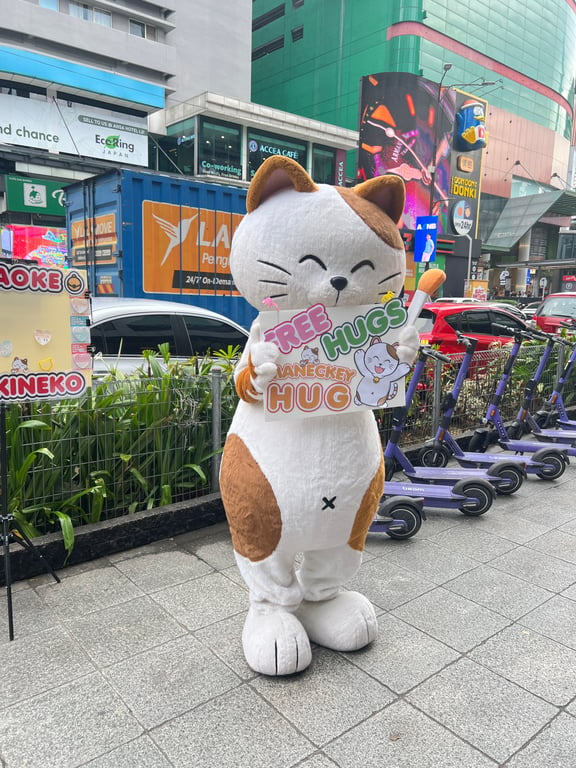 Karaoke Manekineko Brings Joy to Bukit Bintang with ‘Free Hug with Maneckey’ Event!