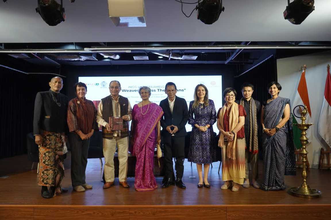 Menjahit Sejarah Dua Bangsa lewat Tekstil dalam “Waves Across the Oceans”