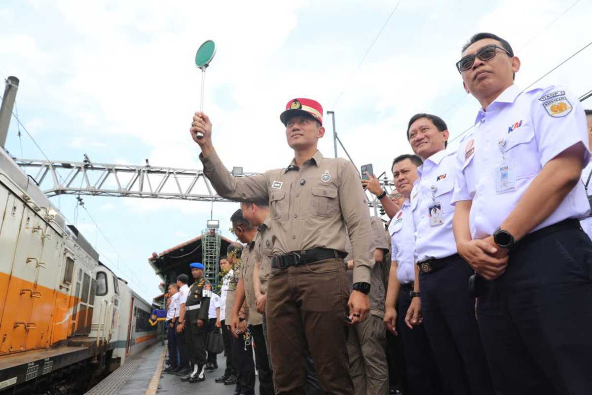 Menko AHY Tinjau Langsung Angkutan Natal dan Tahun Baru, Sapa Penumpang dan Lepas Keberangkatan KA Cakrabuana di Gambir