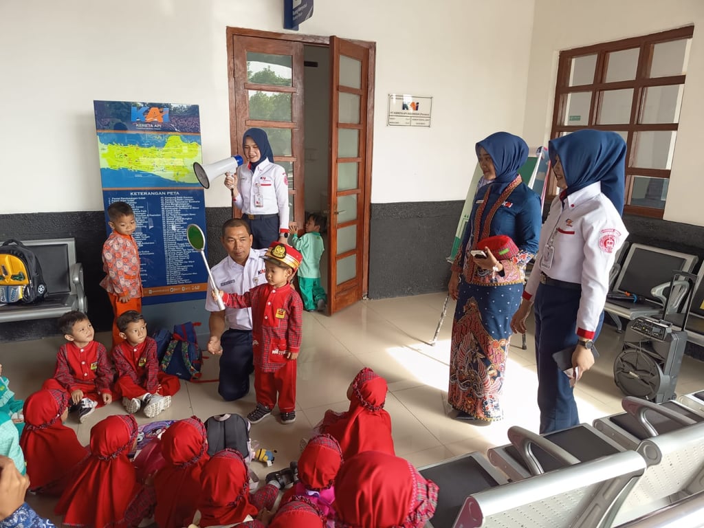Tanamkan Budaya Keselamatan Sejak Dini, KAI Daop 4 Semarang Gelar Edukasi Perkeretaapian di Stasiun Cepu