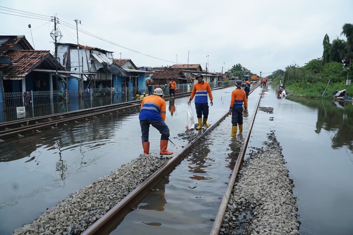 Cuaca Ekstrem dan Banjir Ganggu Operasional KA, KAI Pastikan Jalur Sragi–Pekalongan Mulai Berangsur Normal