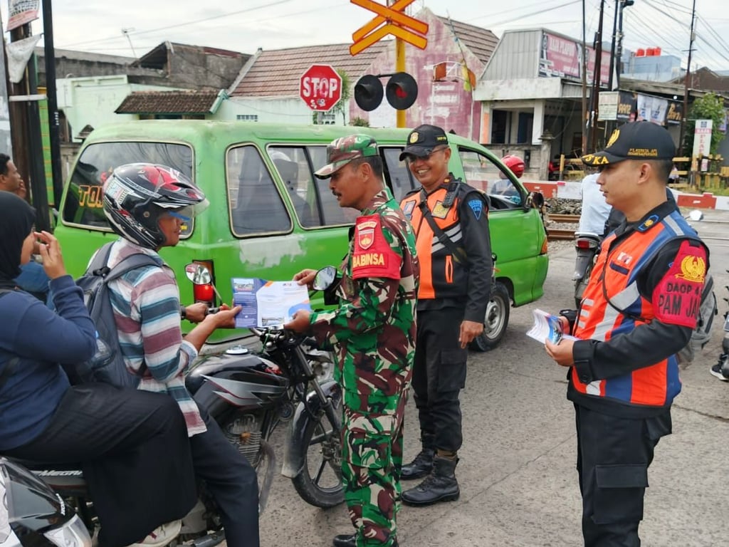 Jaga Keselamatan Perjalanan KA, KAI Daop 4 Semarang Laksanakan Sosialisasi Keselamatan di Perlintasan Sebidang di Grobogan