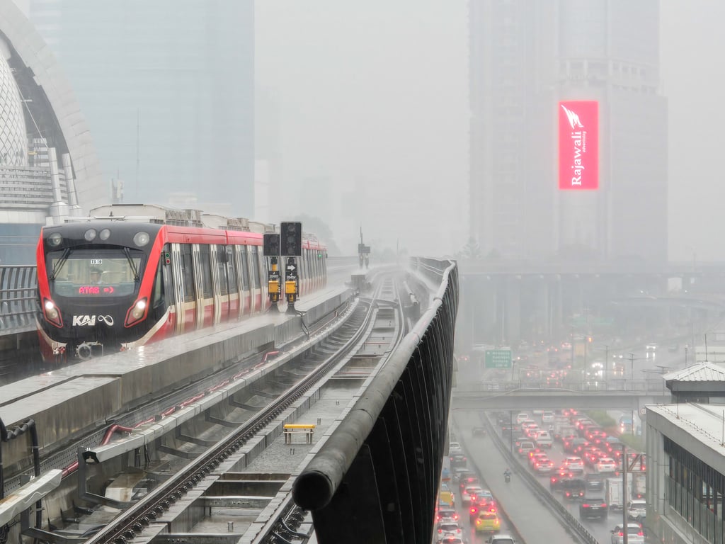 LRT Jabodebek Andal Saat Cuaca Ekstrem, Rekor Pengguna Harian Tembus 123.276