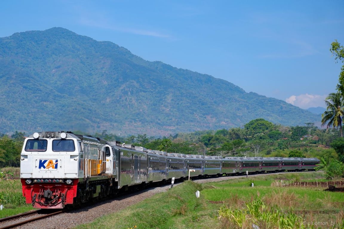 KAI Ingatkan Bahaya Beraktivitas di Jalur Rel, Keselamatan Jiwa Jadi Taruhan