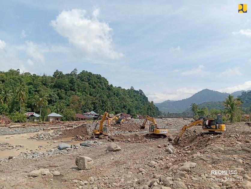 Tangani Banjir Padang, Kementerian PU Percepat Normalisasi Sungai Batang Kuranji dan Pemulihan Jalan di Batu Busuk