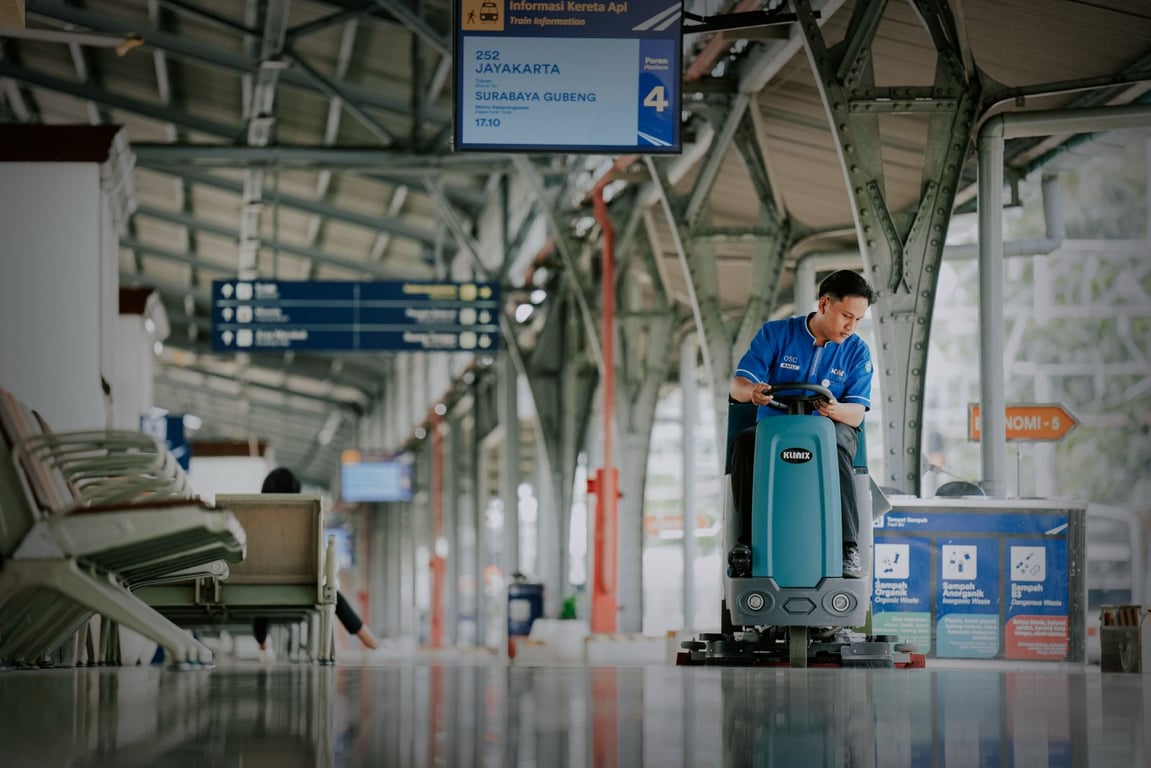 Ride On Scrubber, Si Kecil Andalan Resclean Buat Lantai Stasiun Bersih