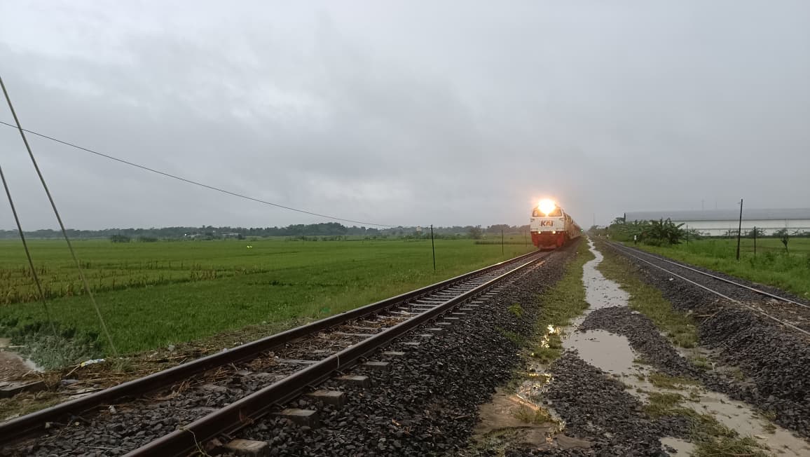 Jalur KA Tegowanu – Brumbung Aman Dilalui Usai Genangan Surut dan Dilakukan Penanganan Tim Daop 4, Perjalanan KA Normal Kembali