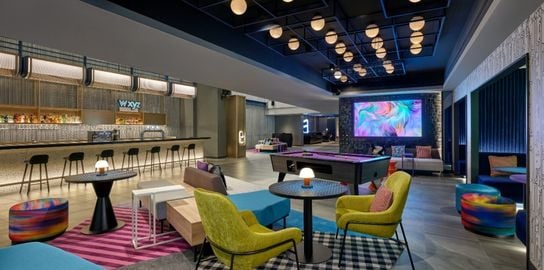 สัมผัสประสบการณ์บาร์ไลฟ์สไตล์ นั่งชิล ที่ ดับเบิ้ลยู เอ็กซ์วายซี บาร์ โรงแรม อลอฟท์ กรุงเทพฯ สุขุมวิท 11