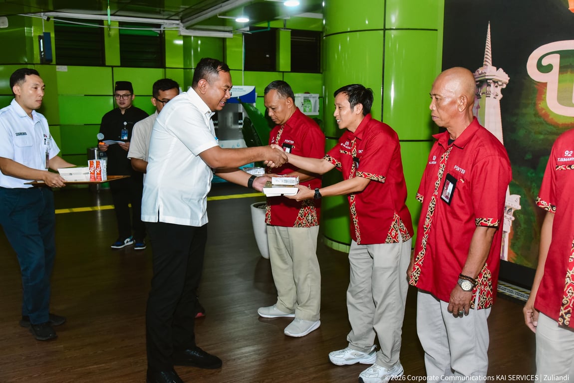 KAI Services Gelar Kegiatan Buka Bersama Porter Serentak di 15 Stasiun