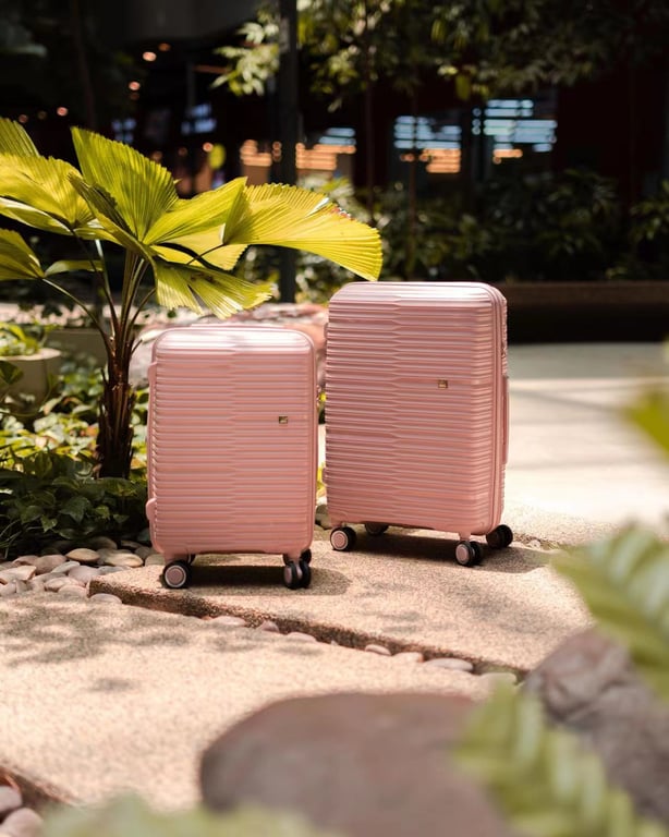 

The Case Valker EVE2 collection features the trademarked FrontFlip™ system, a vertical-access design engineered to maximize packing efficiency in compact travel environments like airport lounges and small hotel rooms.

