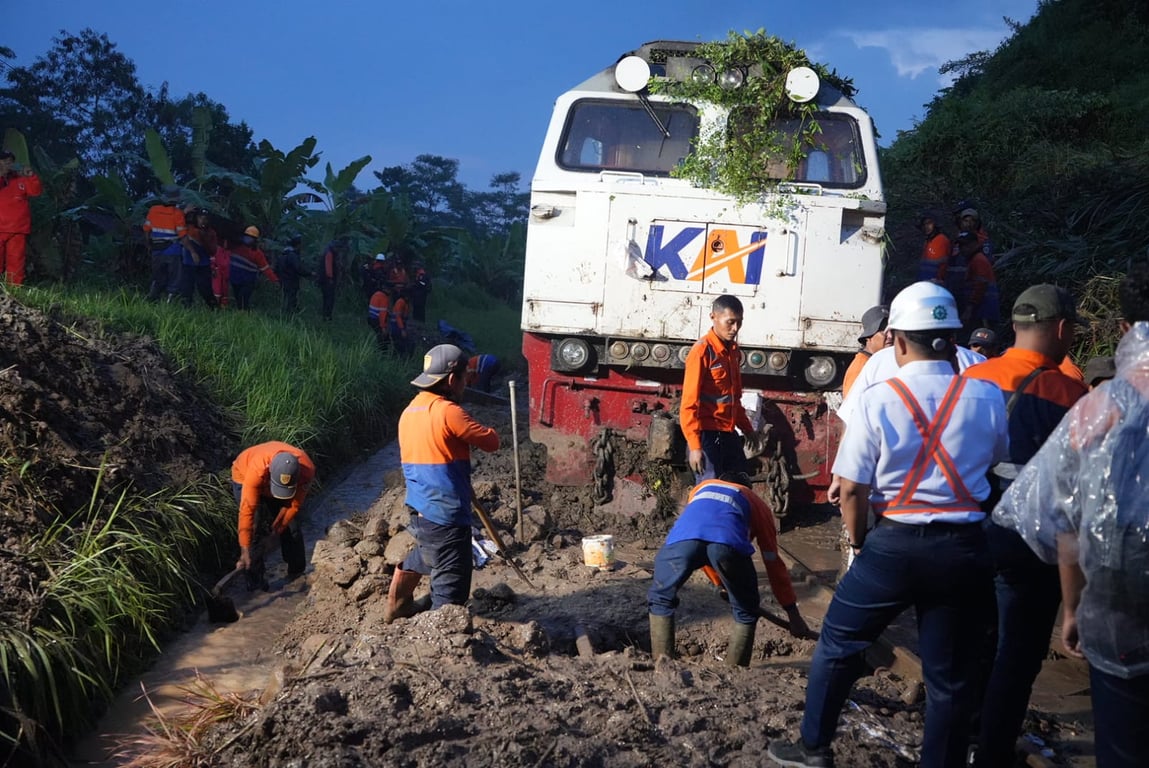 Seluruh Penumpang dan Crew KA Ciremai Dipastikan Selamat Pasca Longsoran di Petak Maswati – Sasaksaat, KAI Daop 2 Bandung Sampaikan Permohonan Maaf ke Seluruh Pelanggan Terdampak