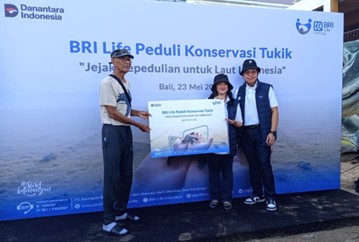 BRI Life Gelar Pelepasan Tukik, Dukung Konservasi Penyu di Pantai Kuta Bali