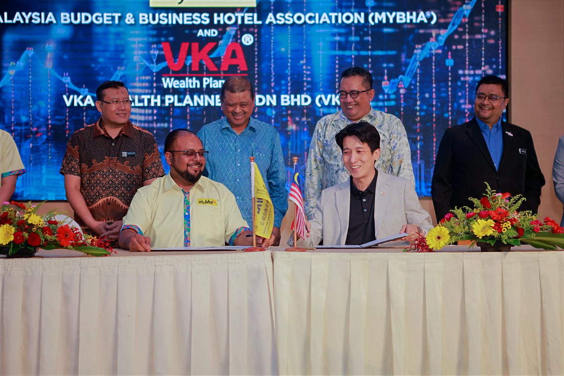 Dr Sri Ganesh Michiel, National President of MyBHA®, and Mr Jayden Chuah Chee Keong, Chief InsurTech Officer of VKA Wealth Planners Sdn Bhd  at the MoU Signing Ceremony witnessed by 

YBhg. Datuk Manoharan Periasamy, Chairman of Tourism Malaysia.