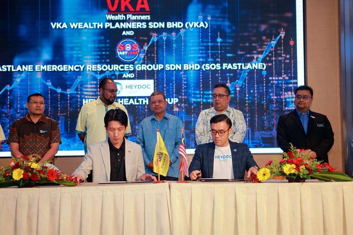 MoU signing between 

Mr Jayden Chuah Chee Keong, Chief InsurTech Officer of 

 VKA Wealth Planners Sdn Bhd and 

Dr Fabian Lim, Chief Operating Officer of HEYDOC Health Sdn. Bhd. 

 witnessed by 

YBhg. Datuk Manoharan Periasamy, Chairman of Tourism Malaysia.