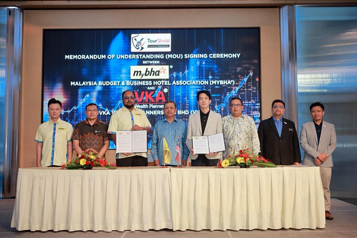 From Left: Mr Jarod Chia, MyBHA Deputy President; Mr Mohamad Bukhari bin Che Man, Director of the Melaka Office of the Ministry of Tourism, Arts and Culture Malaysia (MOTAC); 

Dr Sri Ganesh Michiel, National President of MyBHA®; Datuk Manoharan Periasamy, Chairman of Tourism Malaysia; Mr Jayden Chuah Chee Keong, Chief InsurTech Officer of VKA Wealth Planners Sdn Bhd.; Mr Mohd Roslan bin Abdullah, Senior Director of the Domestic and Events Division, Tourism Malaysia; Mr Norisyam Odzali, Assistant Director, Tourism Malaysia Southern Region;  Mr Jasmy Azry Johari, Assistant General Manager, Unifi Business.