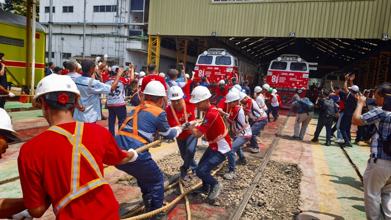 Semangat HUT Kemerdekaan RI ke-81, Insan KAI Daop 2 Bandung Perkuat Kekompakan dan Komitmen Hadirkan Perjalanan KA Aman, Nyaman, dan Tepat Waktu