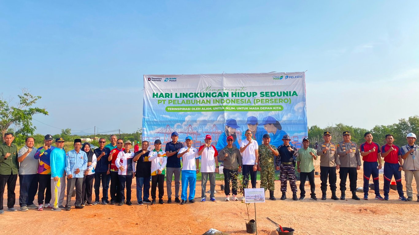 Dukung Kawasan Hijau, Pelindo Tanam 600 Pohon di Coastal Area Karimun