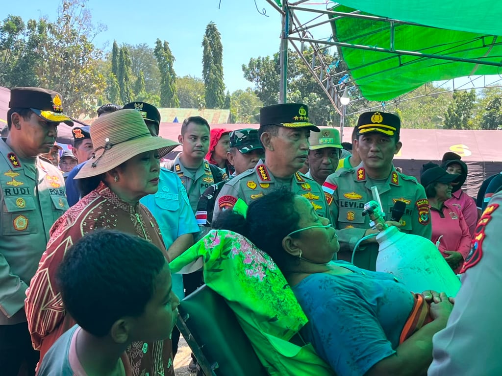 Kapolri Bersama Ketua Komisi IV DPR RI, Didampingi Kapolda NTT, Tinjau Pengungsi Gempa di Reo, Serahkan 2.000 Paket Sembako