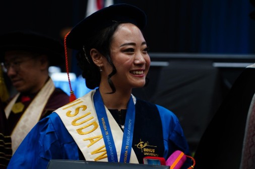 Dari Beasiswa Penuh hingga Summa Cum Laude, Sherine Kiatandi Temukan Arti Proses di BINUS UNIVERSITY