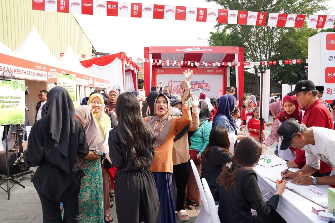 Warga Pasar Malaka Rorotan Antusias Meriahkan Semarak Merah Putih BRI Region 6