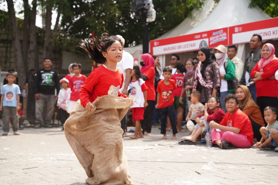 Semarak Merah Putih Kemerdekaan  BRI Region 6, Warga Pasar Malaka Rorotan Antusias Ikuti Lomba 17-an