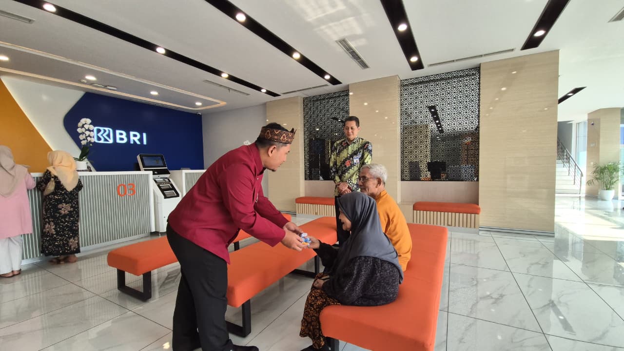 Hangat dan Berbudaya, BRI BO Otista Sambut Nasabah di Hari Pelanggan Nasional Hangat dan Berbudaya, BRI BO Otista Sambut Nasabah di Hari Pelanggan Nasional
