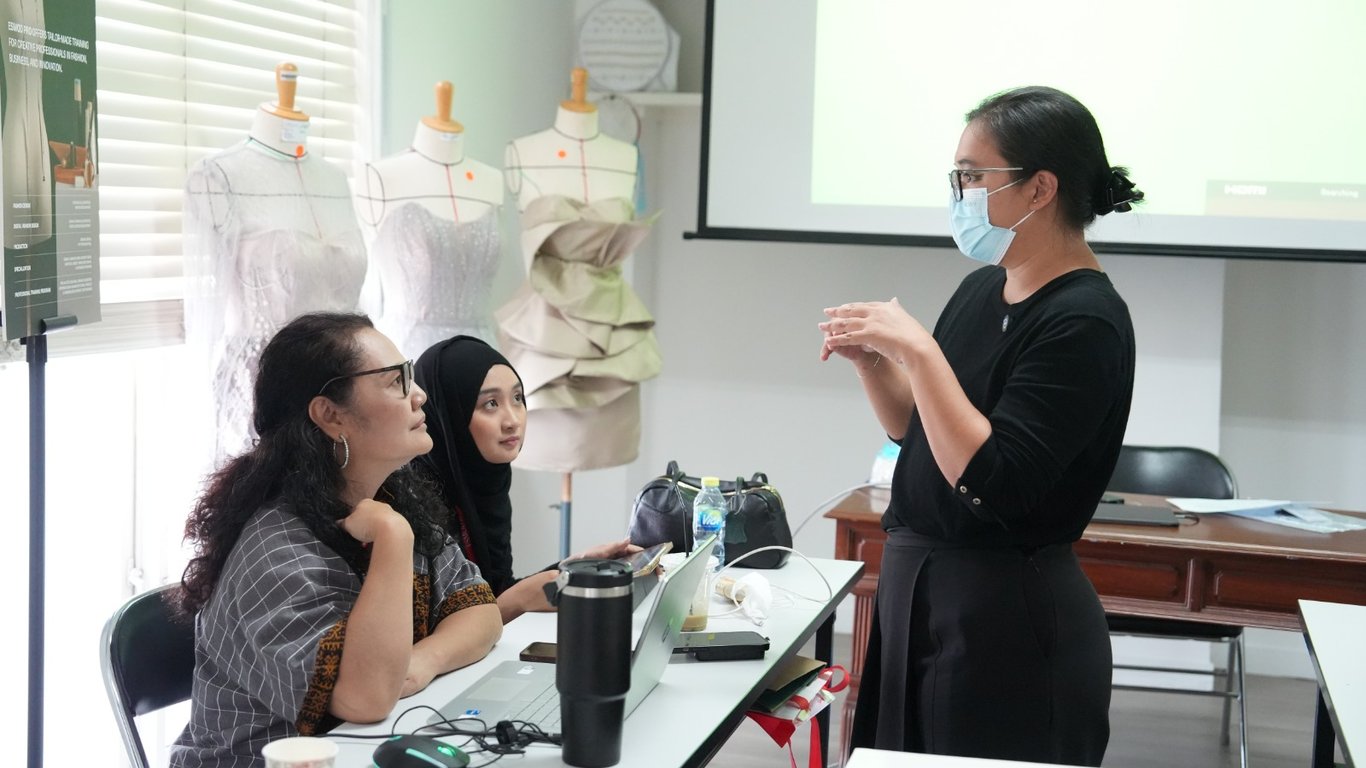 Perkuat Ekonomi Kreatif Bidang Fashion, PT Pelindo Sinergi Lokaseva Bekali UMK Binaan melalui FASH-UP LOCAL