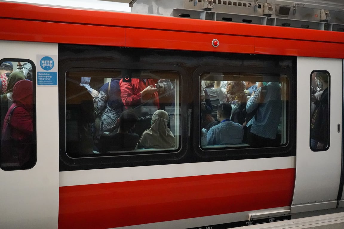 Sebanyak 514 Barang Tertinggal di Bulan Oktober, LRT Jabodebek : Perhatikan Kembali Barang Bawaan Anda