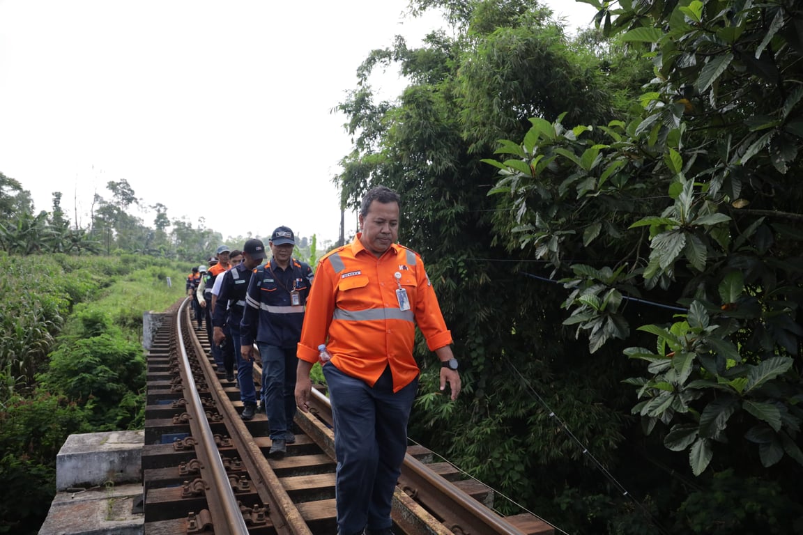 Antisipasi Perubahan Musim, KAI Daop 2 Bandung Perkuat Pengawasan Jalur KA untuk Jaga Keselamatan Perjalanan Antisipasi Perubahan Musim, KAI Daop 2 Bandung Perkuat Pengawasan Jalur KA untuk Jaga Keselamatan Perjalanan